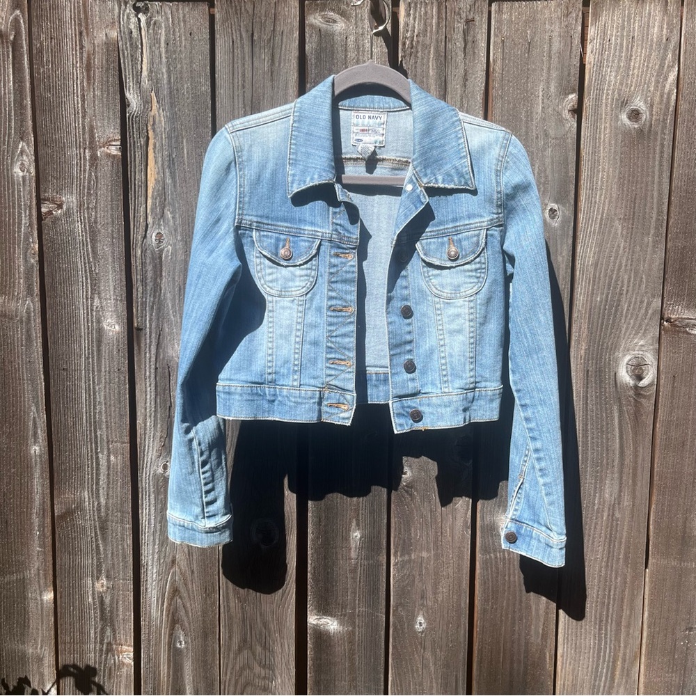Old Navy distressed light wash cropped denim jean size small